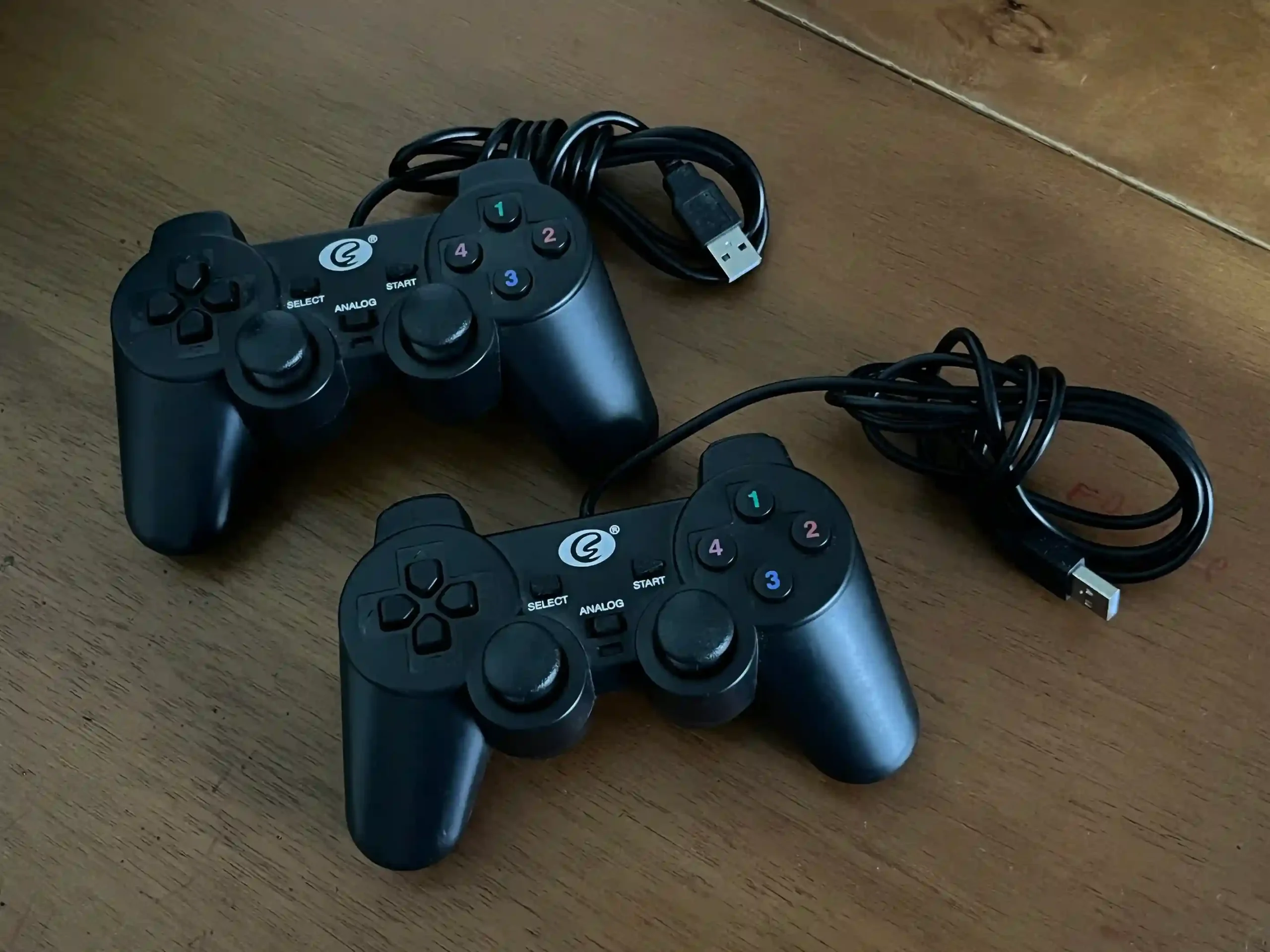 07/ Flavio /2 CONTROLES PS2 USBs🕹️18,00 SEGUIDOS DE 6,00🥳