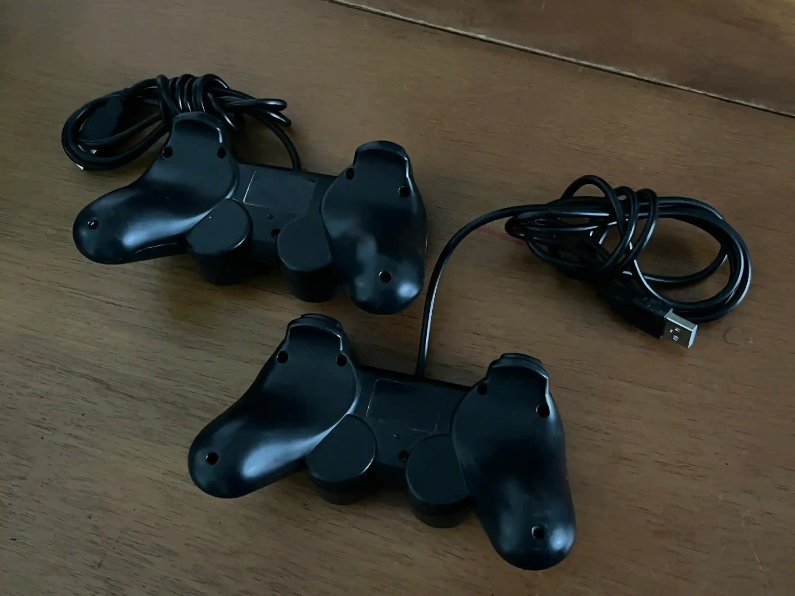 07/ Flavio /2 CONTROLES PS2 USBs🕹️18,00 SEGUIDOS DE 6,00🥳