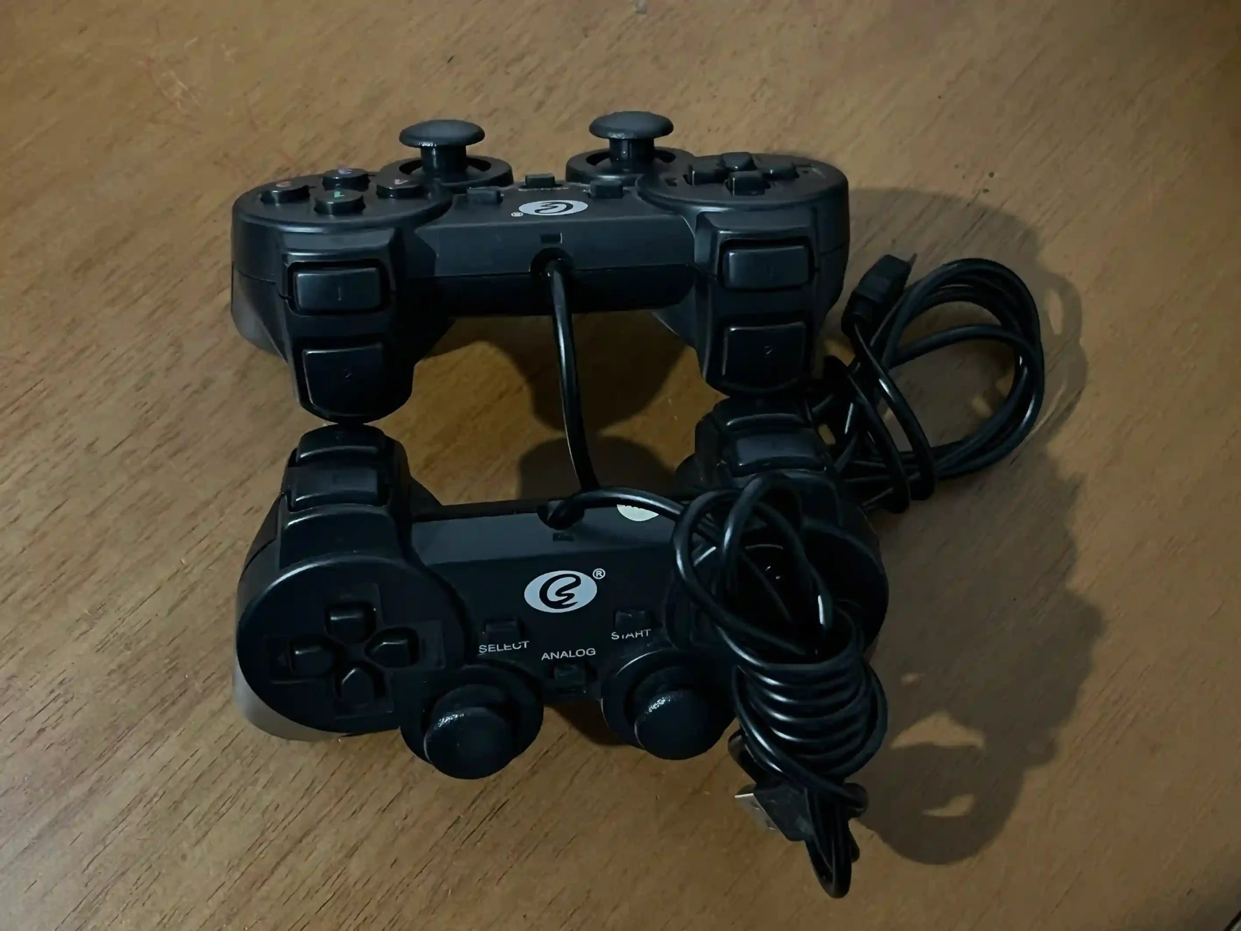 07/ Flavio /2 CONTROLES PS2 USBs🕹️18,00 SEGUIDOS DE 6,00🥳