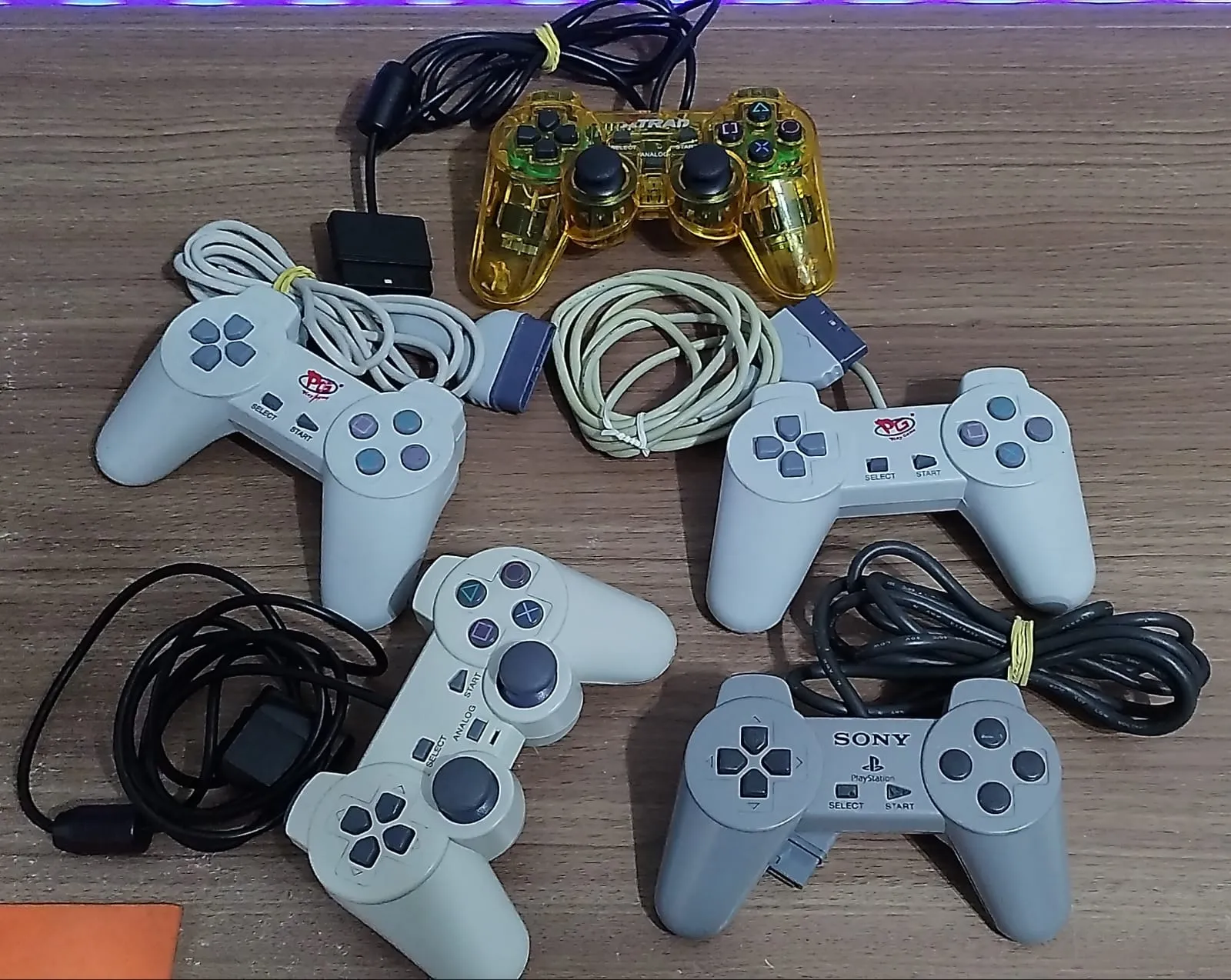 FB/ 5 CONTROLES DE PS1 – 37,00 SEGUIDOS DE 4,00♨️