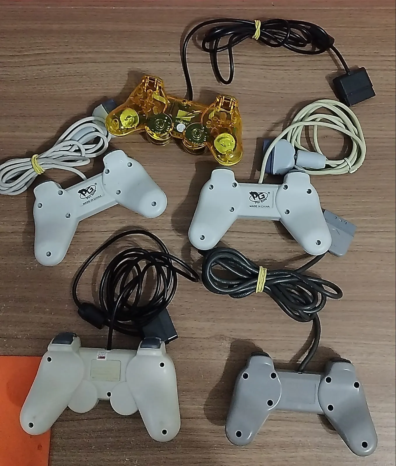 FB/ 5 CONTROLES DE PS1 – 37,00 SEGUIDOS DE 4,00♨️