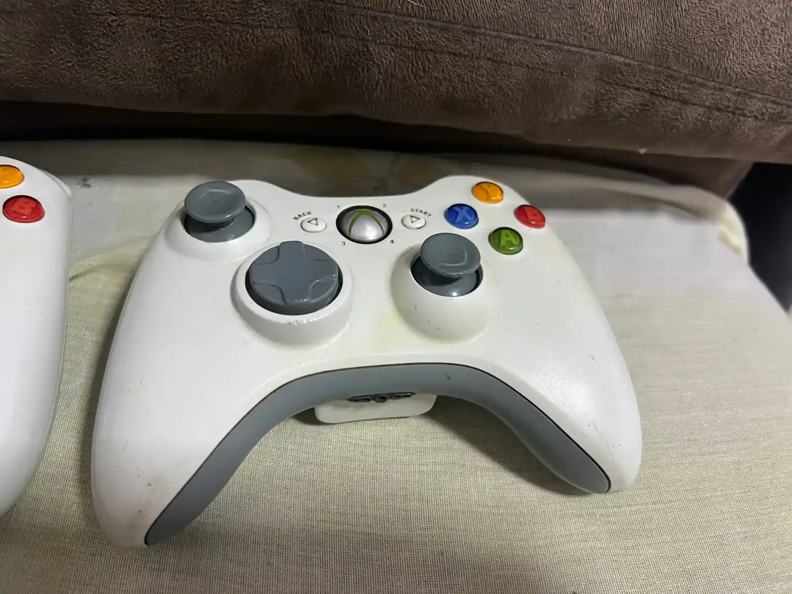 CB/  Erick Torres /CONTROLES BRANCOS XBOX 360 ORIGINAIS , 80,00 SEGUIDOS DE 9,00😍