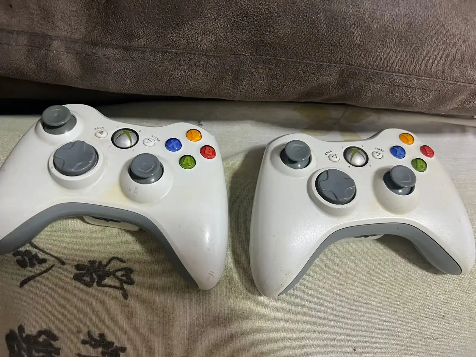 CB/  Erick Torres /CONTROLES BRANCOS XBOX 360 ORIGINAIS , 80,00 SEGUIDOS DE 9,00😍
