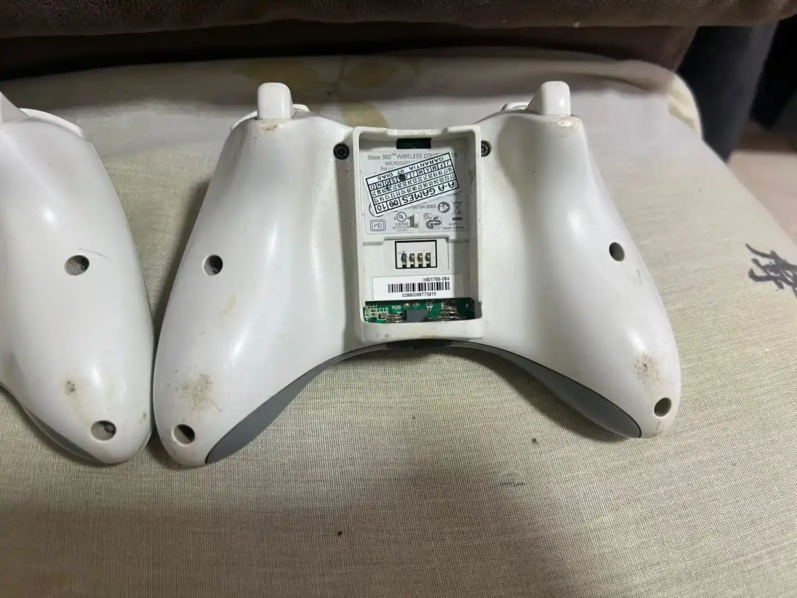 CB/  Erick Torres /CONTROLES BRANCOS XBOX 360 ORIGINAIS , 80,00 SEGUIDOS DE 9,00😍