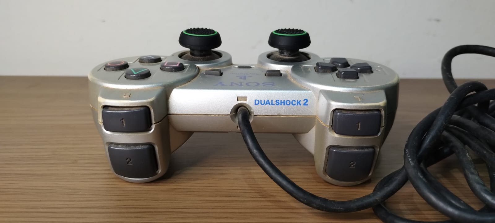 FH/ Felipe Faco / ORIGINAL CONTROLE PS2 PRATA 67,00 SEGUIDOS DE 10,00