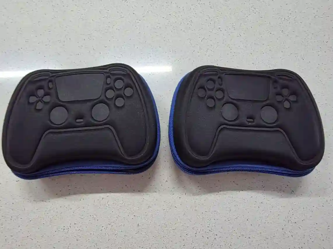 BG/ SÃO 2 CASES PARA CONTROLES!  47,00 SEGUIDOS DE 5,00