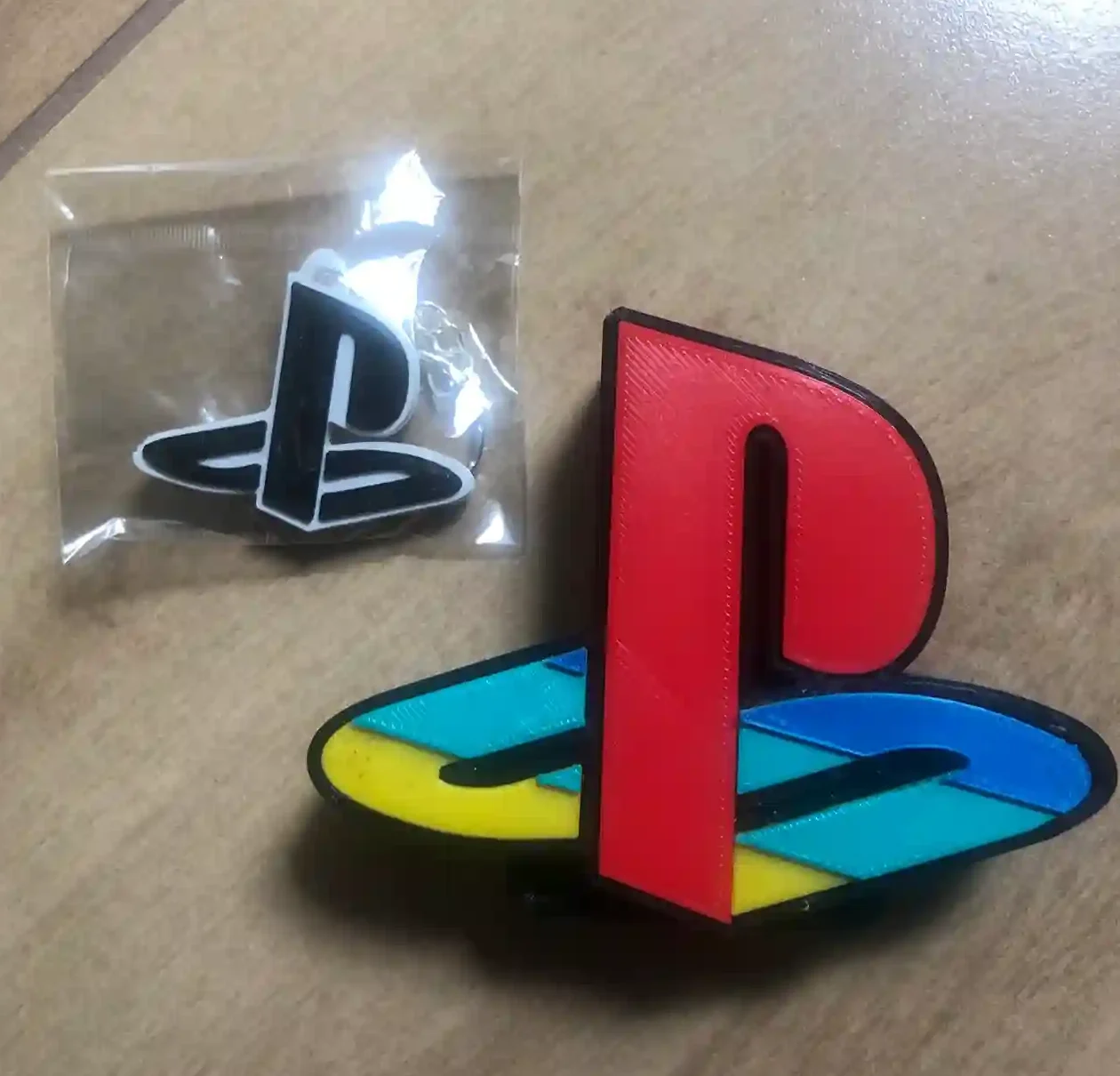 B9/ LOGO + CHAVEIRO PLAYSTATION  29,00 SEGUIDOS DE 5,00