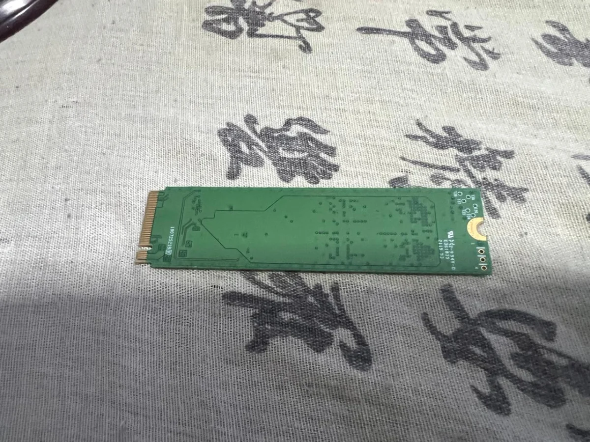 CB/ V*****us S****na /HD NVME2 512 GB 133,00 SEGUIDOS DE 10,00