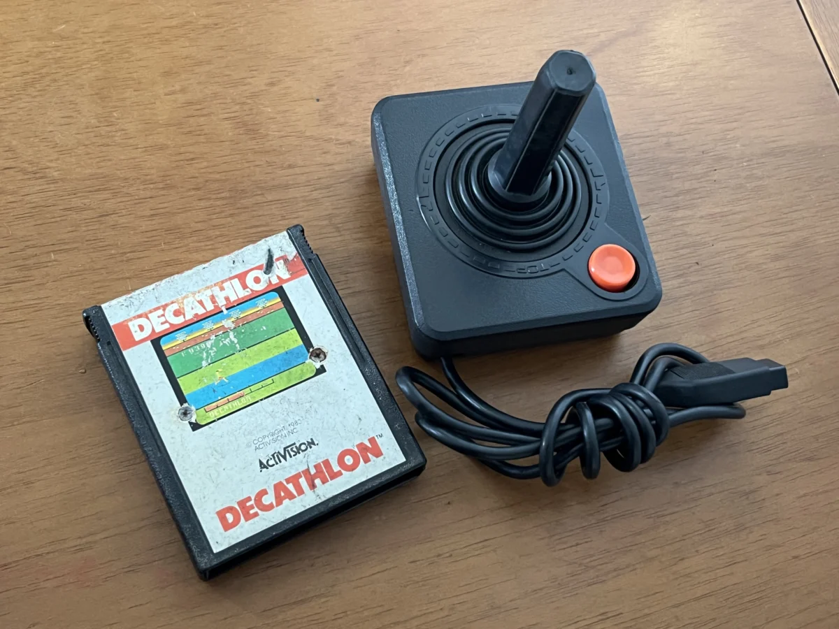 CX/ k******es /ACESSÓRIO+JOGO ATARI. 23,00 SEGUIDOS DE 5,00