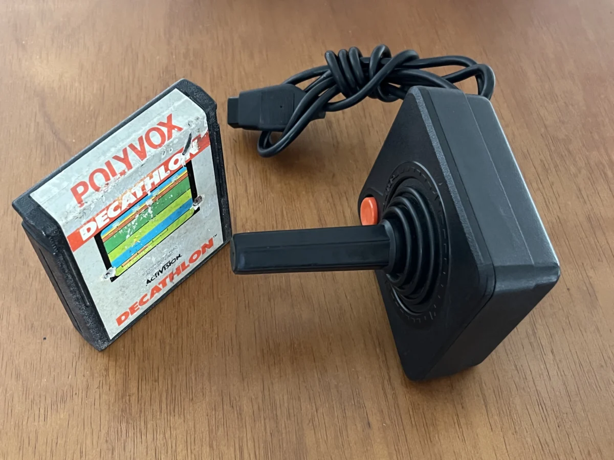 CX/ k******es /ACESSÓRIO+JOGO ATARI. 23,00 SEGUIDOS DE 5,00