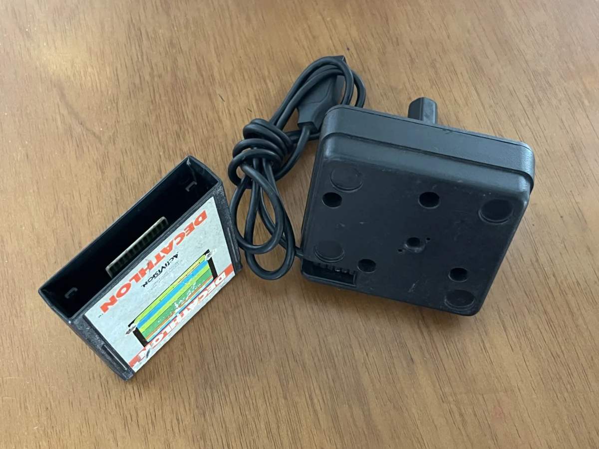 CX/ k******es /ACESSÓRIO+JOGO ATARI. 23,00 SEGUIDOS DE 5,00