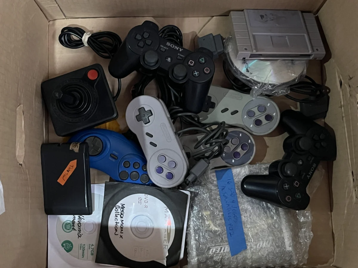 CX/ Z***mo /LOTE DE ACESSÓRIOS E JOGOS DE GAMES. 88,00 SEGUIDOS DE 10,00