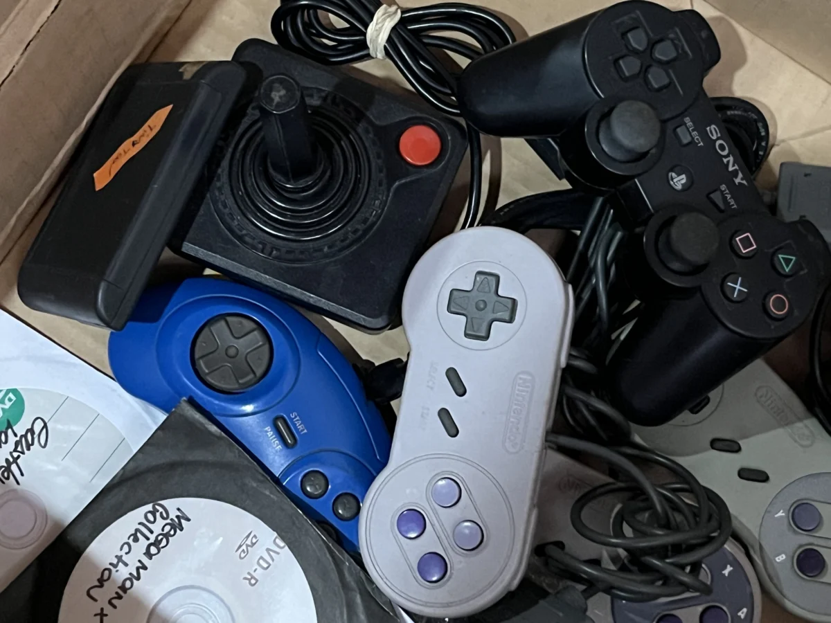 CX/ Z***mo /LOTE DE ACESSÓRIOS E JOGOS DE GAMES. 88,00 SEGUIDOS DE 10,00