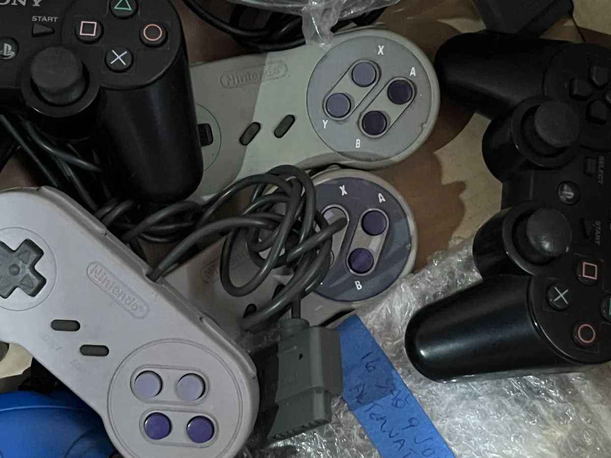 CX/ Z***mo /LOTE DE ACESSÓRIOS E JOGOS DE GAMES. 88,00 SEGUIDOS DE 10,00