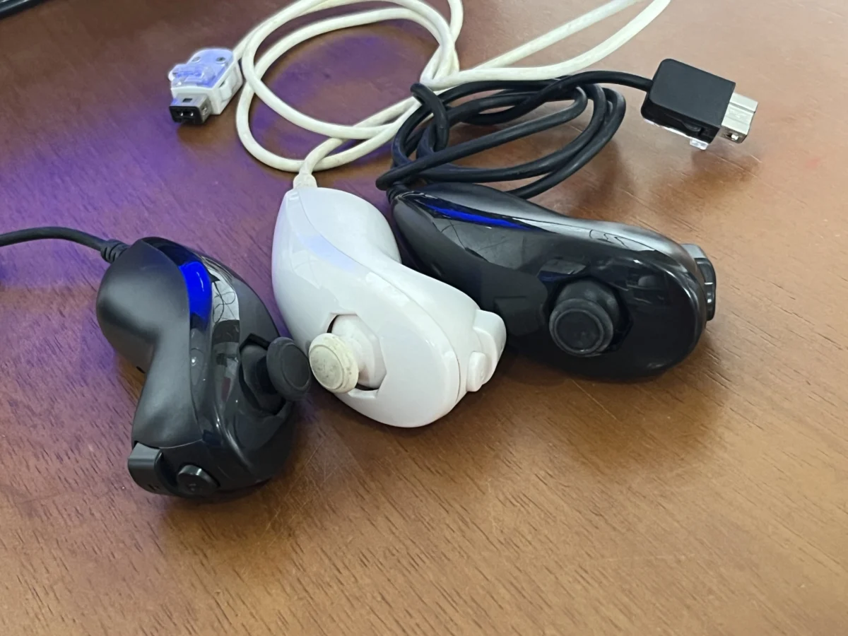 CX/ C****ne /LOTE CONTROLES WII. 39,00 SEGUIDOS DE 9,00