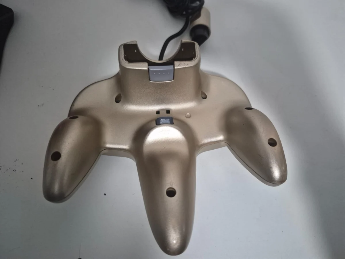 JD/ ORIGINAL CONTROLE N64 GOLD, 209,00 SEGUIDOS DE 11,00