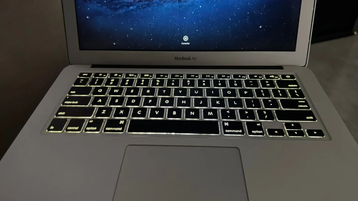 R9/ MACBOOK AIR, TOP!   497,00 SEGUIDOS DE 50,00