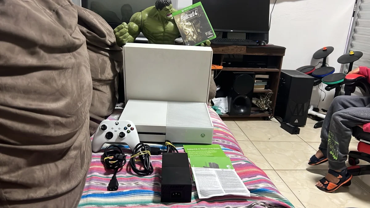 CB/ XBOX ONE! EDIÇÃO ESPECIAL HALO! 970,00 SEGUIDOS DE 25,00