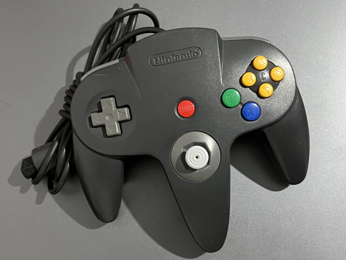 CX/ R****to B****ra C****ho /ORIGINAL CONTROLE N64! BLACK!  53,00  SEGUIDOS DE 9,00