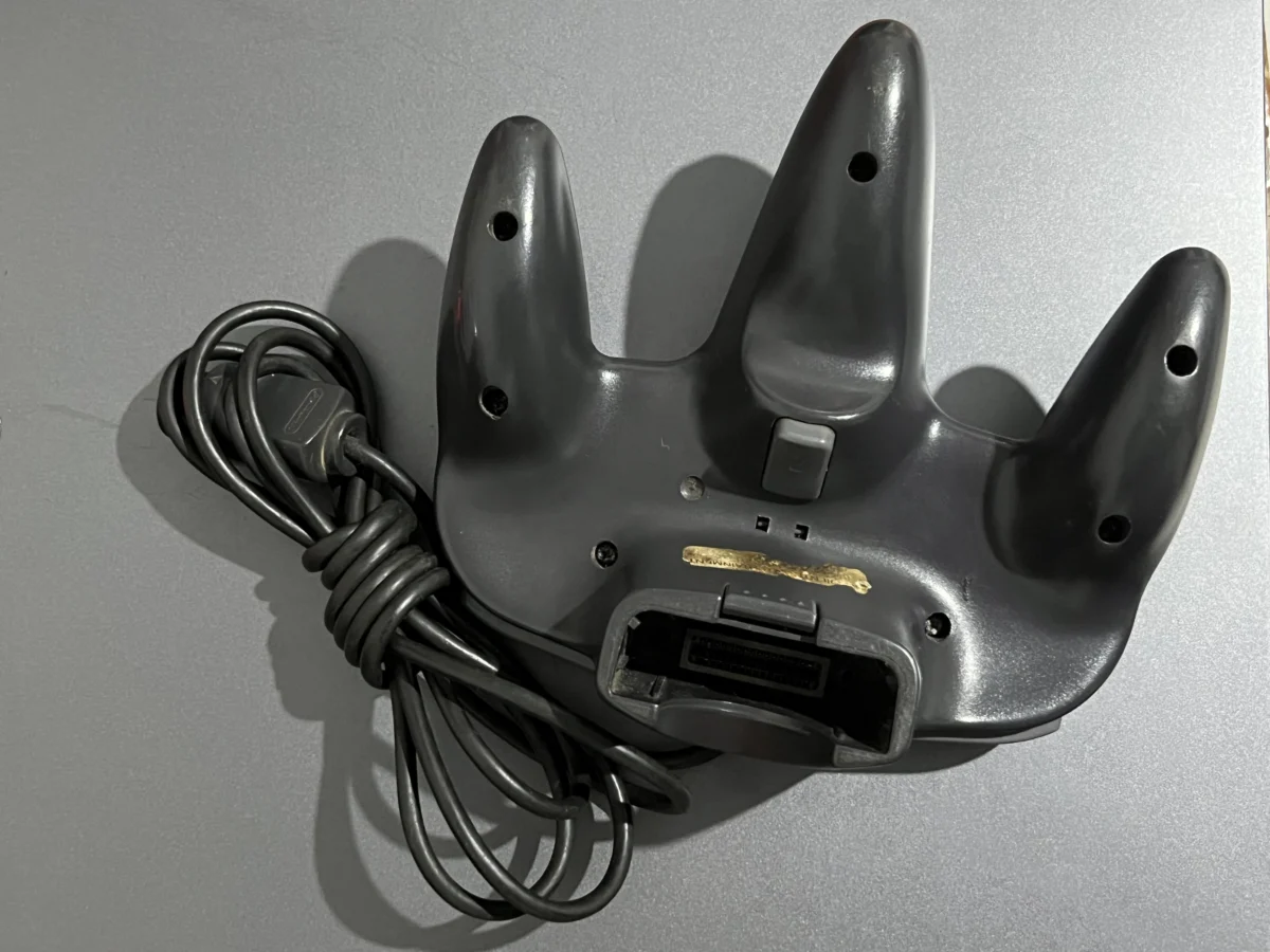 CX/ R****to B****ra C****ho /ORIGINAL CONTROLE N64! BLACK!  53,00  SEGUIDOS DE 9,00