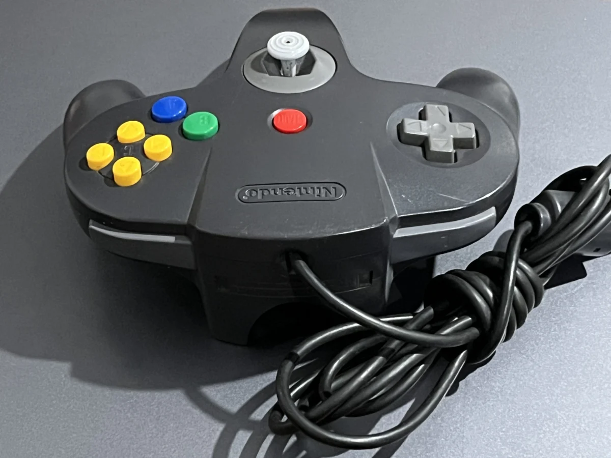 CX/ R****to B****ra C****ho /ORIGINAL CONTROLE N64! BLACK!  53,00  SEGUIDOS DE 9,00