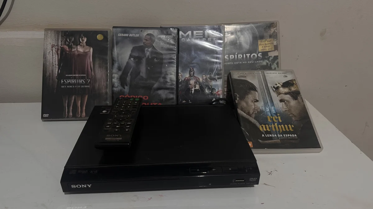 NR/ A***ur S**NN /APARELHO DE DVD SONY E FILMES 55,00 SEGUIDOS DE 5,00