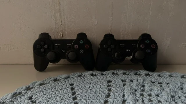 NR/ PAR DE CONTROLES PS3 26,00 SEGUIDOS DE 6,00