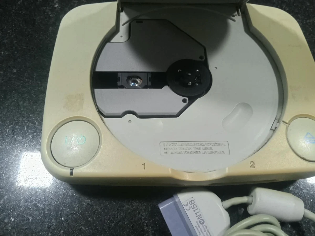 CX/ R******ki /PLAYSTATION COM ACESSÓRIO  63,00 SEGUIDOS DE 9,00