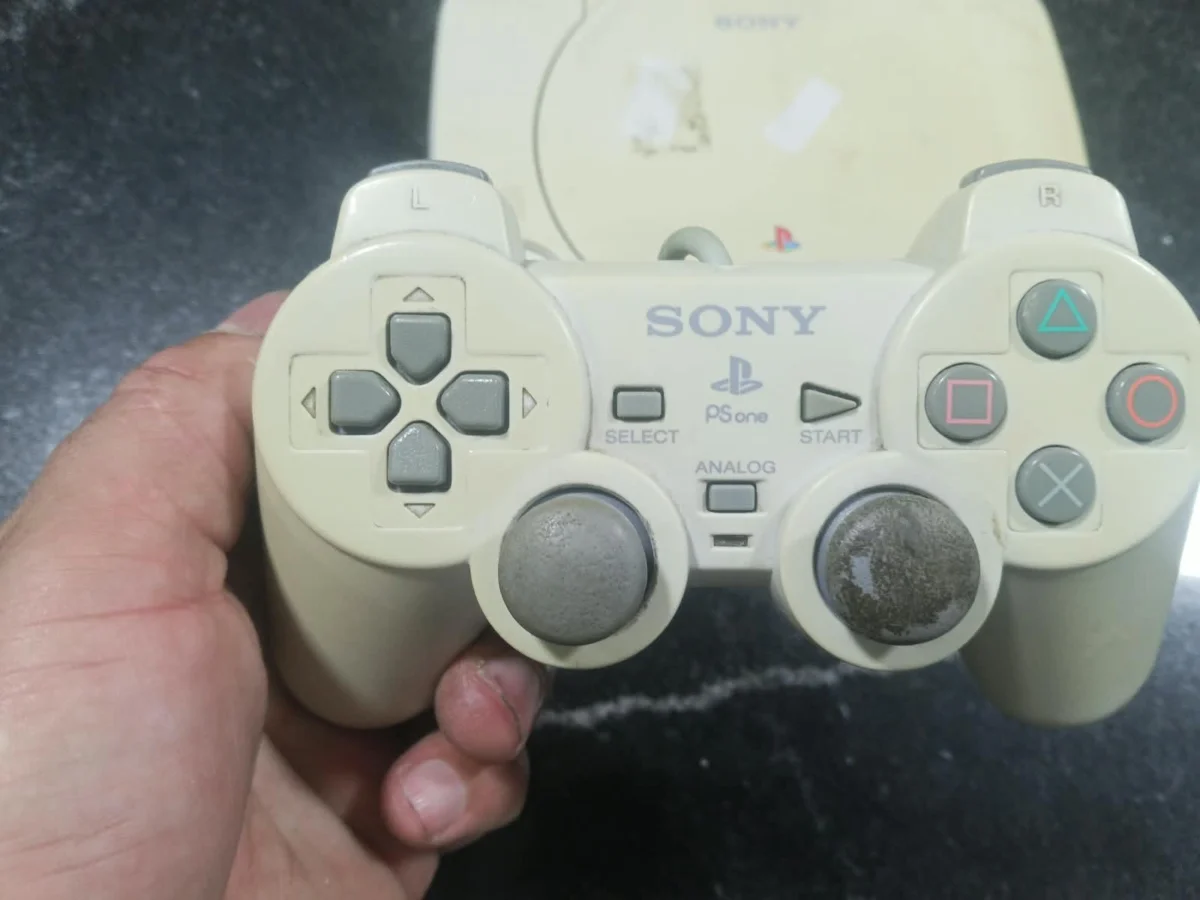 CX/ R******ki /PLAYSTATION COM ACESSÓRIO  63,00 SEGUIDOS DE 9,00