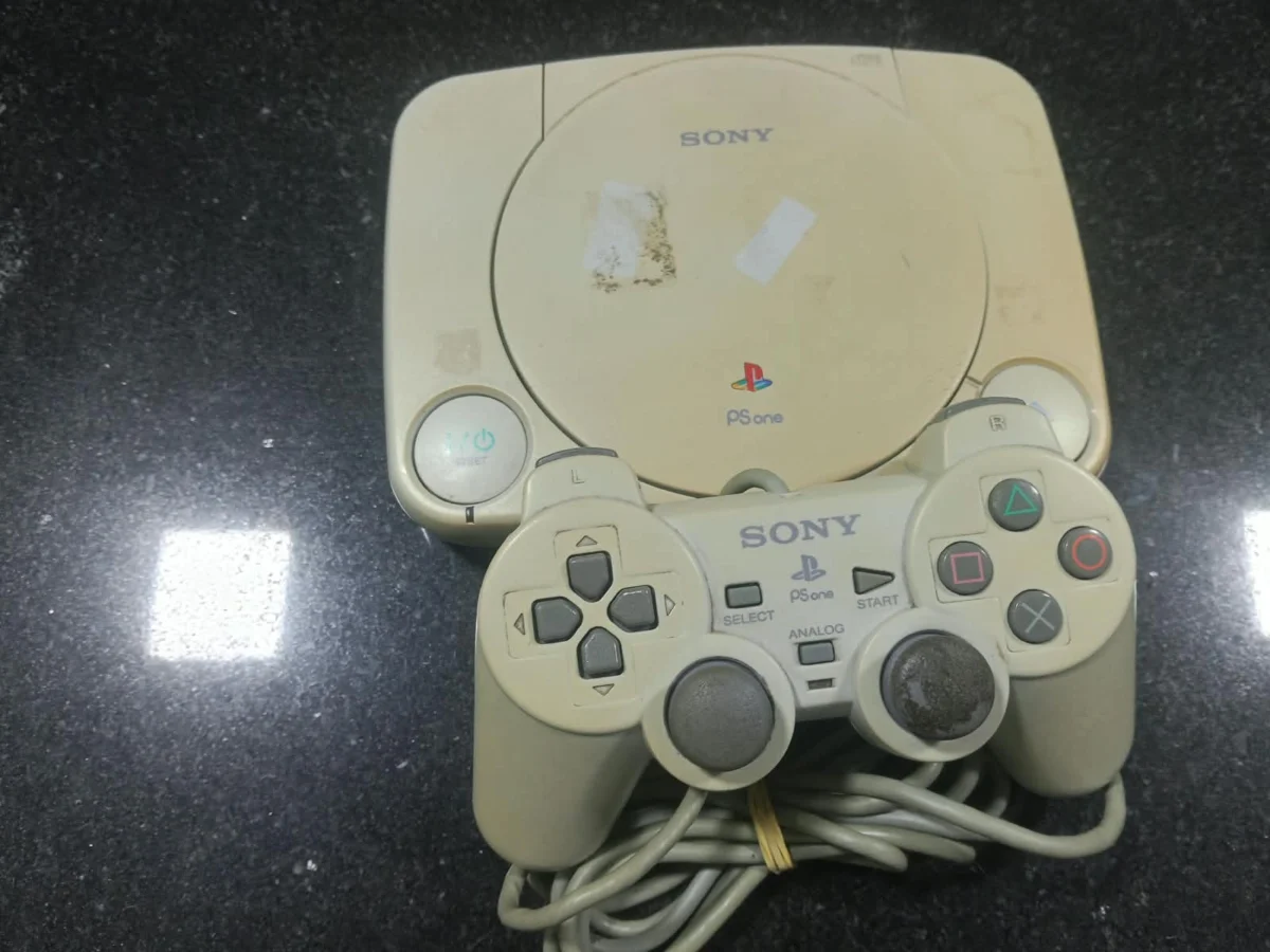 CX/ R******ki /PLAYSTATION COM ACESSÓRIO  63,00 SEGUIDOS DE 9,00