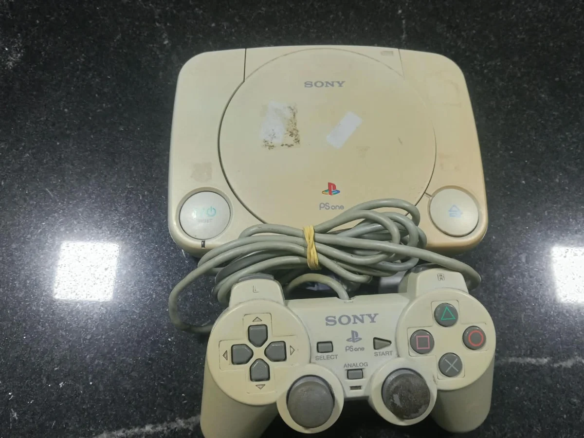 CX/ R******ki /PLAYSTATION COM ACESSÓRIO  63,00 SEGUIDOS DE 9,00