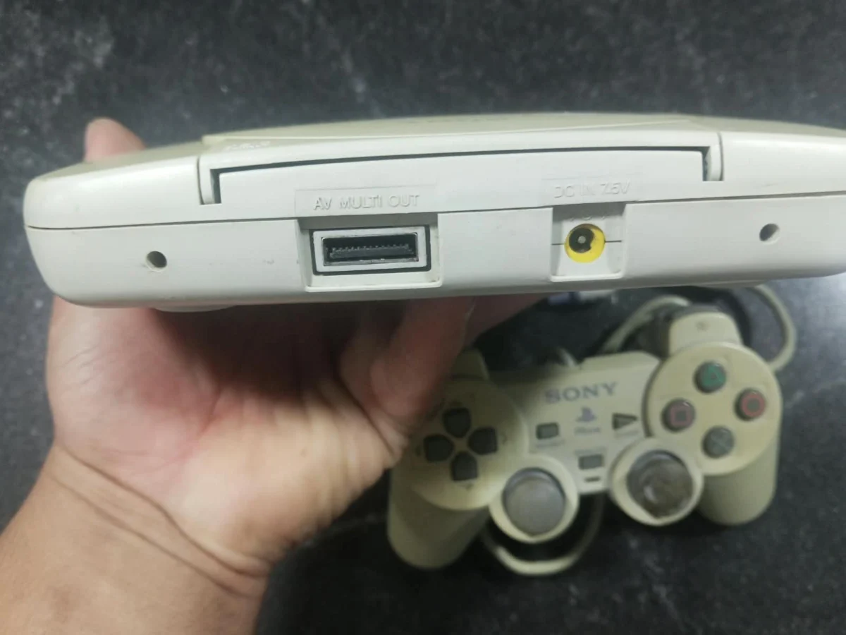 CX/ R******ki /PLAYSTATION COM ACESSÓRIO  63,00 SEGUIDOS DE 9,00