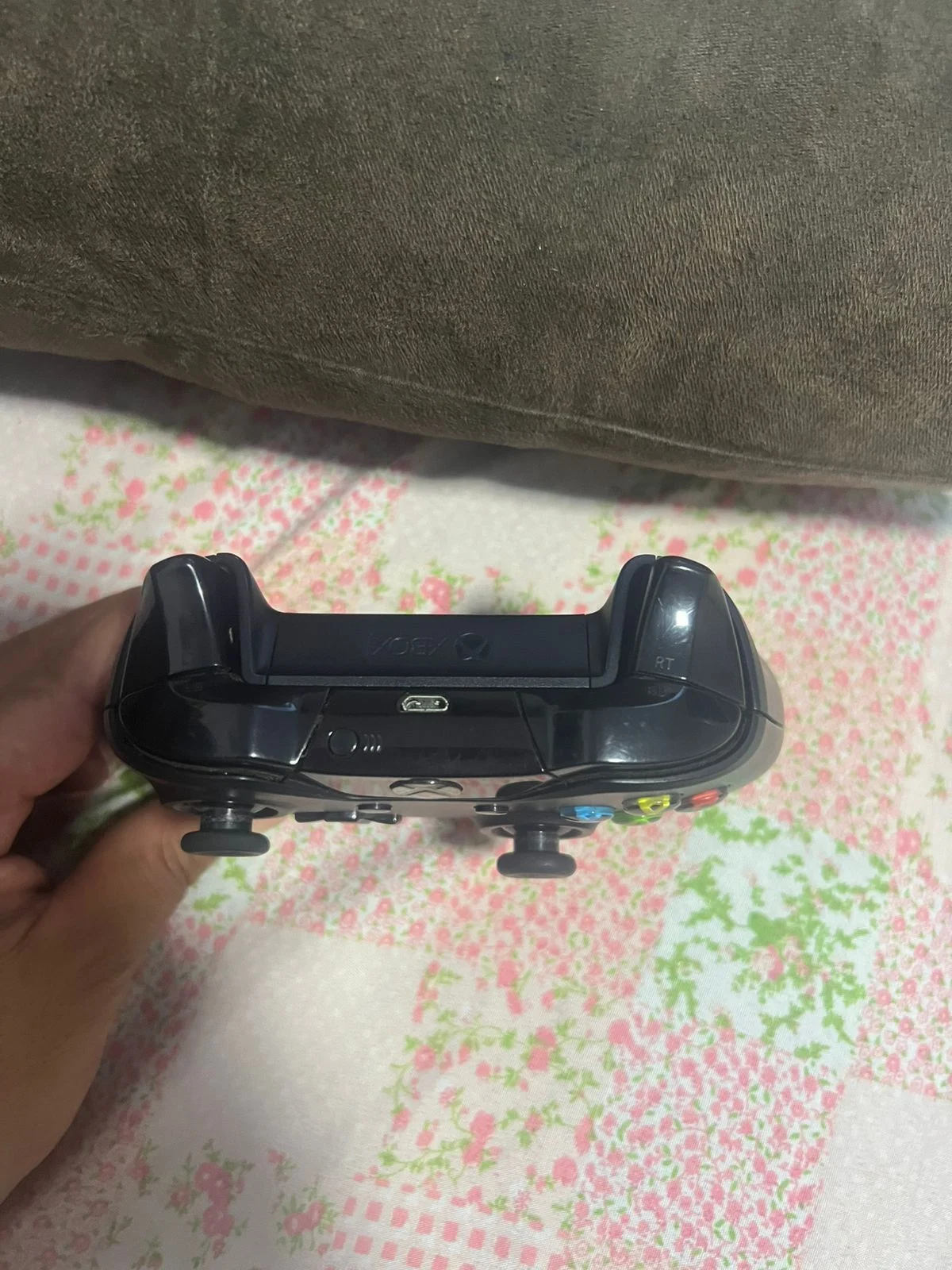 CB/ R***el S**ra /CONTROLE XBOX ONE 143,00 SEGUIDOS DE 11,00