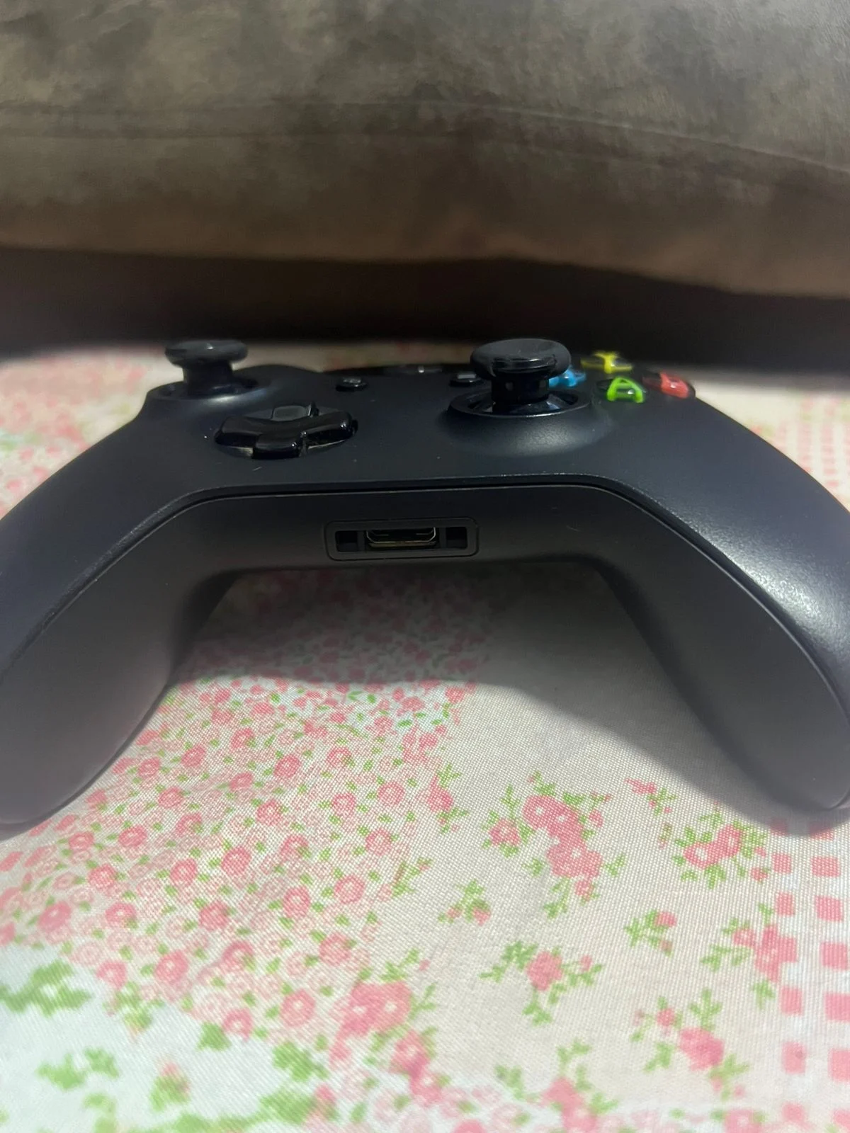 CB/ R***el S**ra /CONTROLE XBOX ONE 143,00 SEGUIDOS DE 11,00
