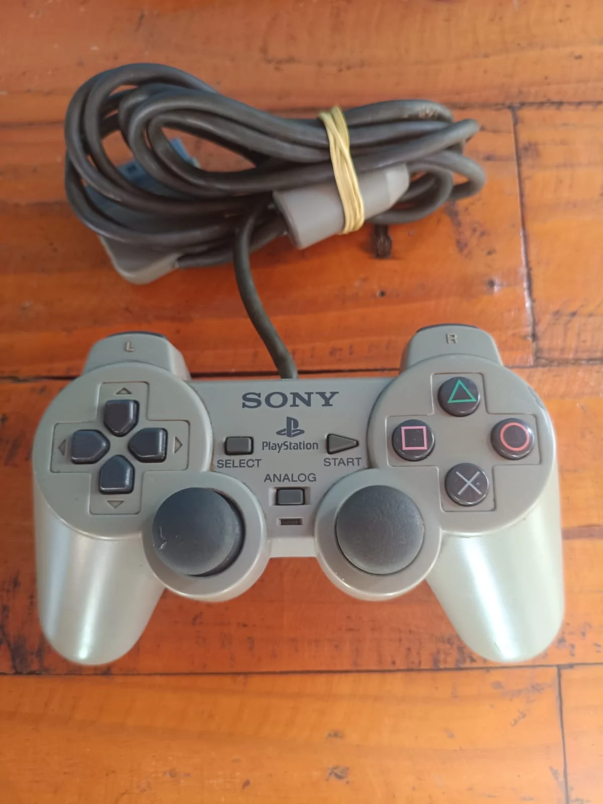 CX/ L****88 /CONTROLE SONY ORIGINAL PARA PLAYSTATION 1! SERE A! TOP! 47,00 SEGUIDOS DE 23,00