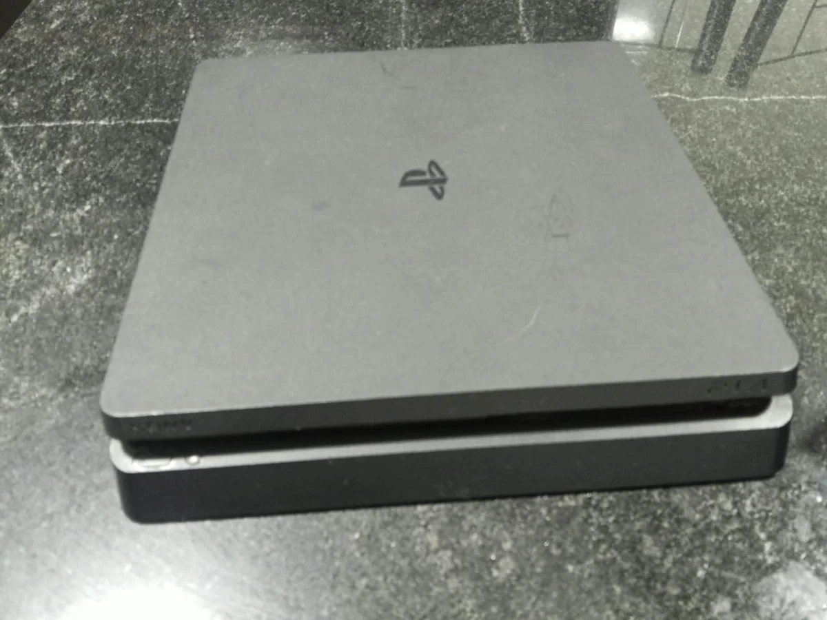 CX/ k******es /PLAYSTATION 4 + ACESSÓRIOS! TOP! 427,00 SEGUIDOS DE 39,00