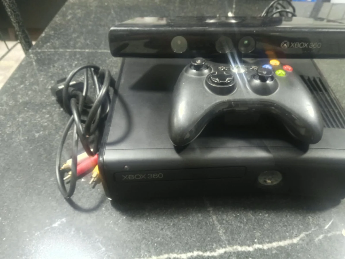 CX/ A***ur S**NN /CONSOLE XBOX 360 SLIM! TOP! COM ACESSÓRIOS!  99,00 SEGUIDOS DE 17,00