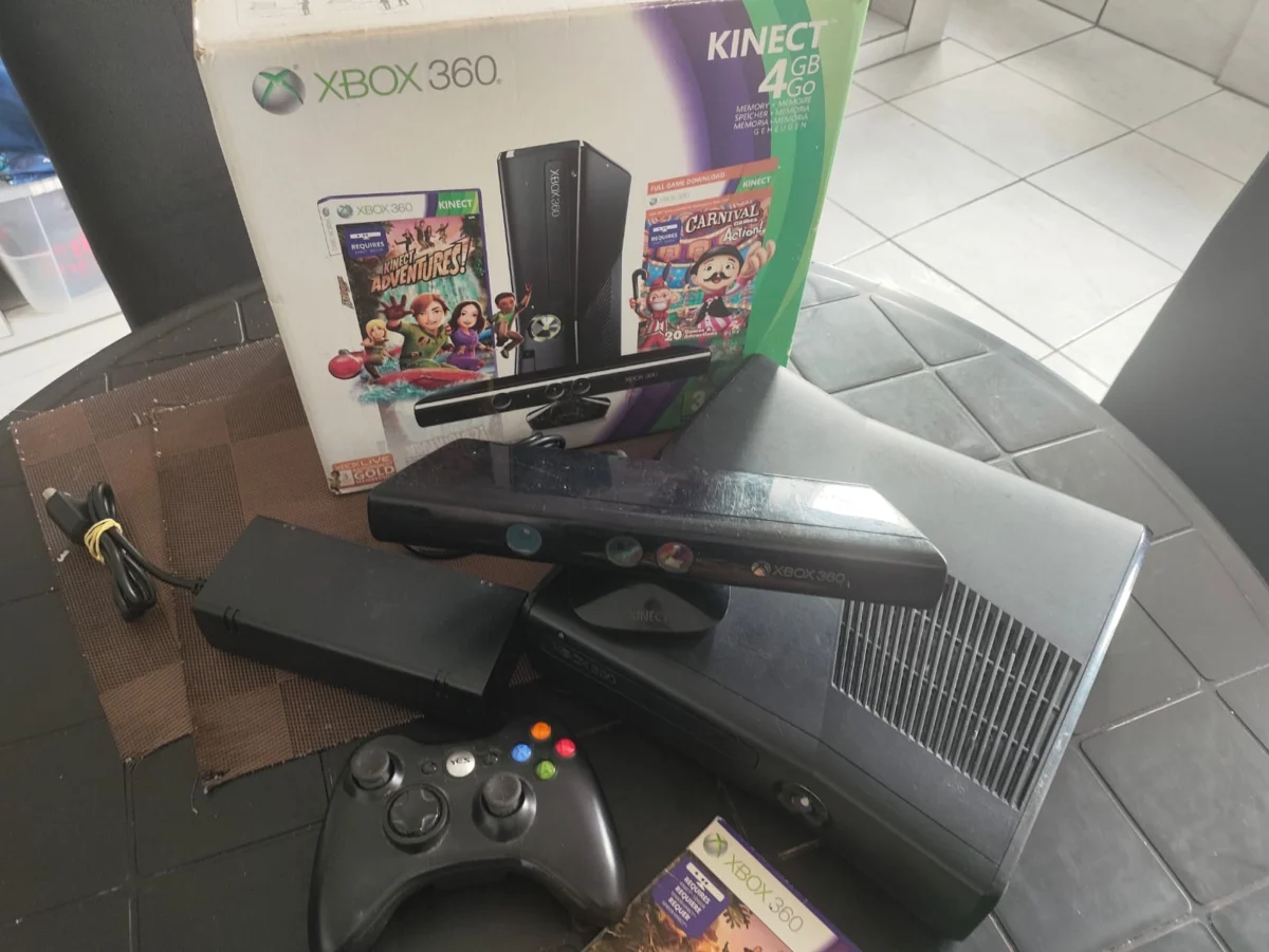 WA/ XBOX 360 SLIM + KINECT ORIGINAL + CONTROLE + JOGO + FONTE! 137,00 SEGUIDOS DE 15,00