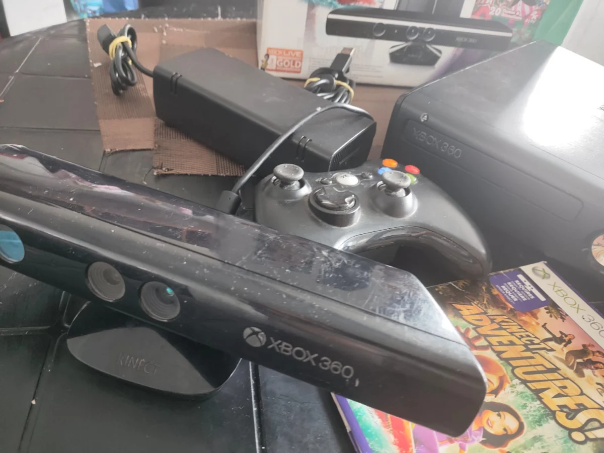 WA/ XBOX 360 SLIM + KINECT ORIGINAL + CONTROLE + JOGO + FONTE! 137,00 SEGUIDOS DE 15,00