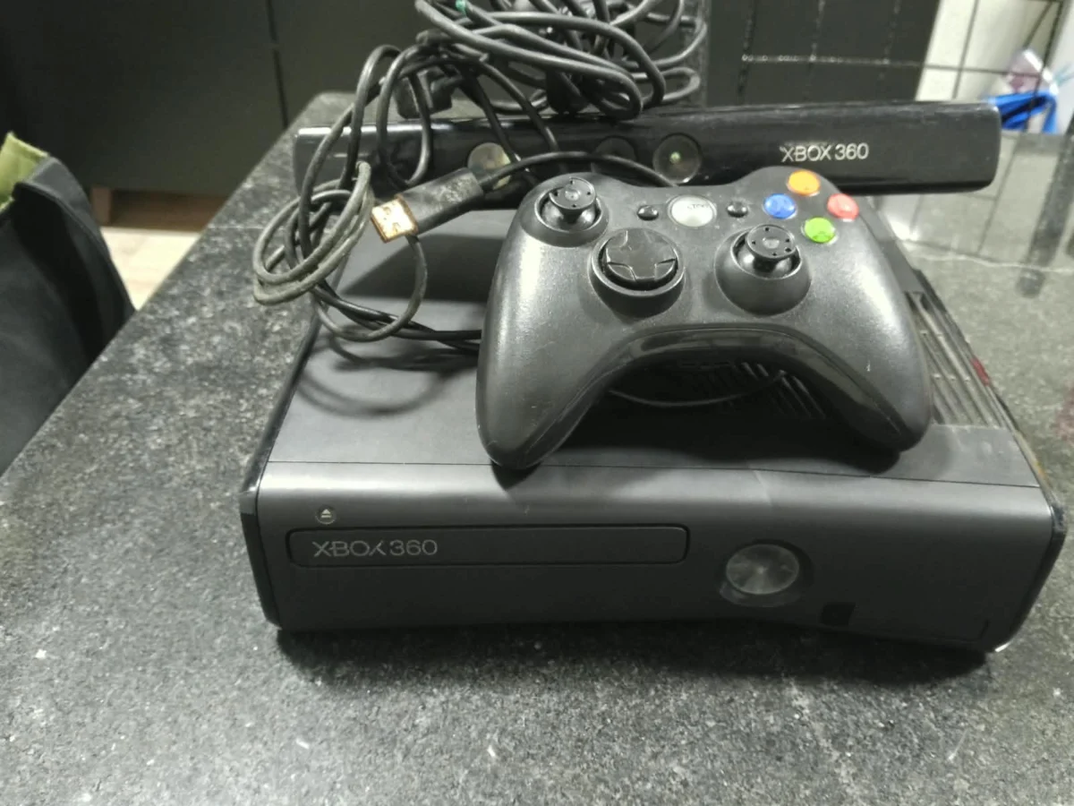 TA/ CONSOLE XBOX 360! MICROSOFT! 178,00 SEGUIDOS DE 20,00