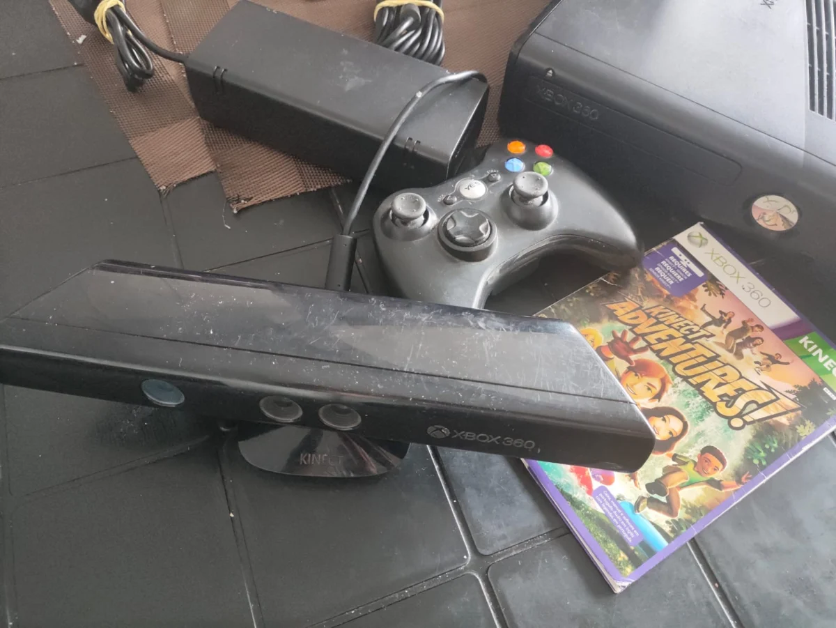 WA/ XBOX 360 SLIM + KINECT ORIGINAL + CONTROLE + JOGO + FONTE! 137,00 SEGUIDOS DE 15,00