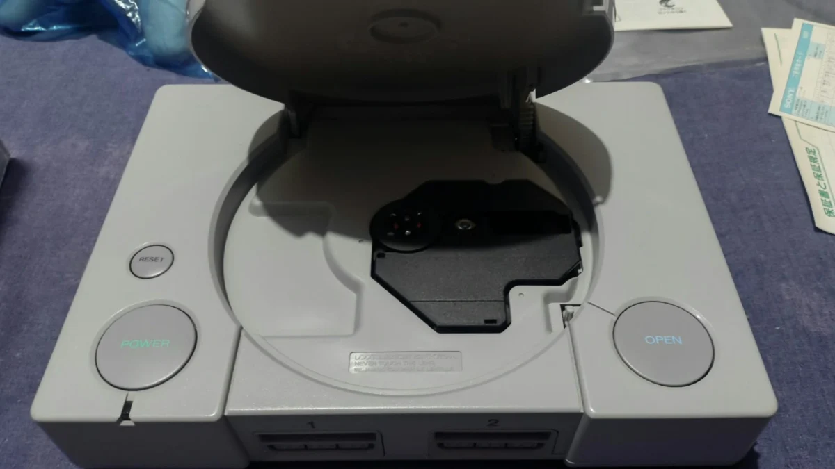 CX/ D*23 /PLAYSTATION 1 FAT! INPECÁVEL! 100%! SERIAL CONFERE! TOP! 389,00 SEGUIDOS DE 39,00