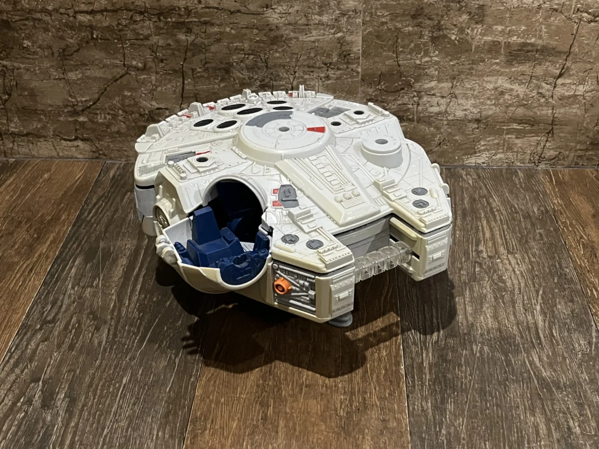 CX/ m*******ms /MILLENNIUM FALCON!  STAR WARS! TOP! 43,00 SEGUIDOS DE 9,00