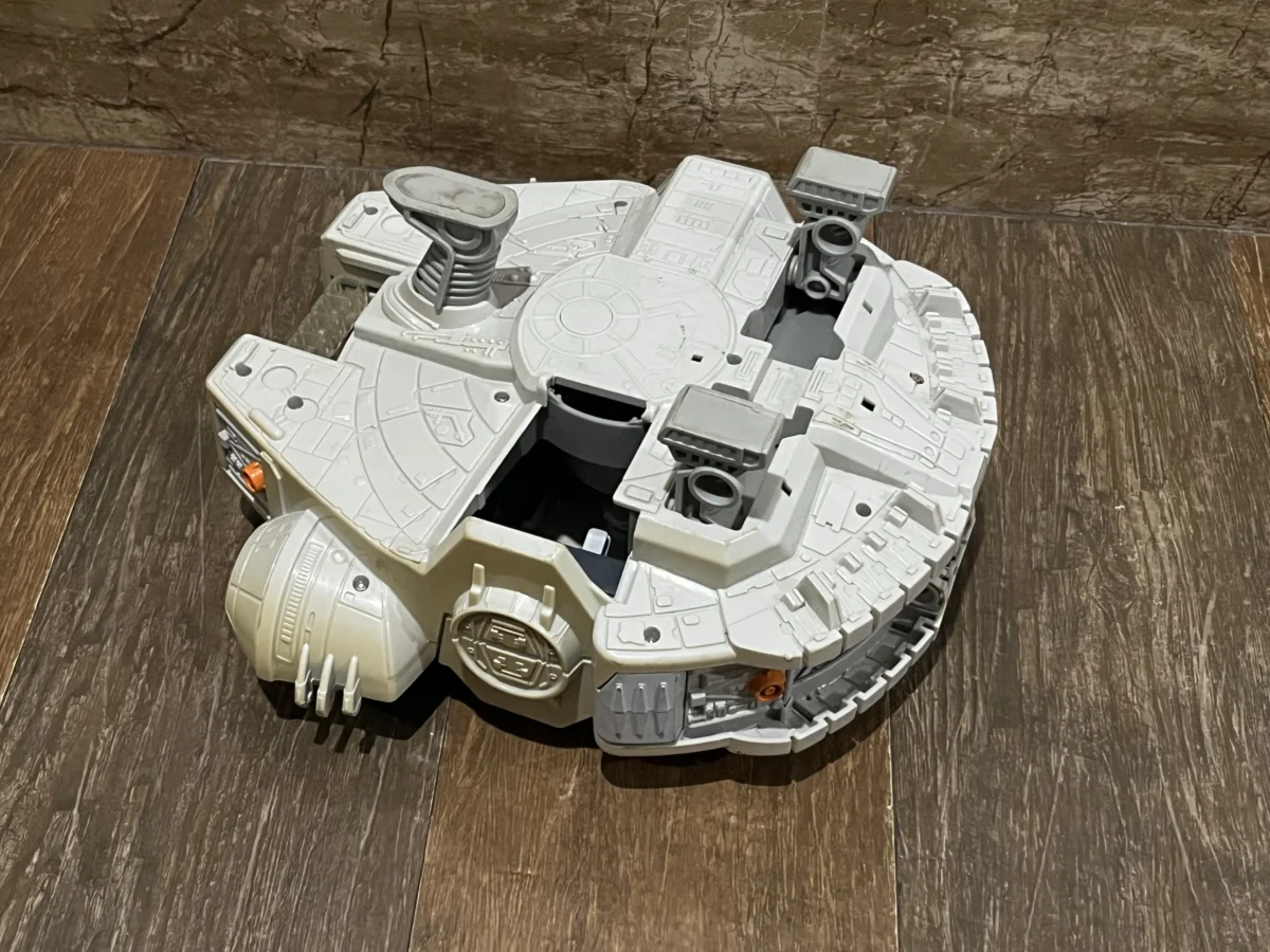 CX/ m*******ms /MILLENNIUM FALCON!  STAR WARS! TOP! 43,00 SEGUIDOS DE 9,00