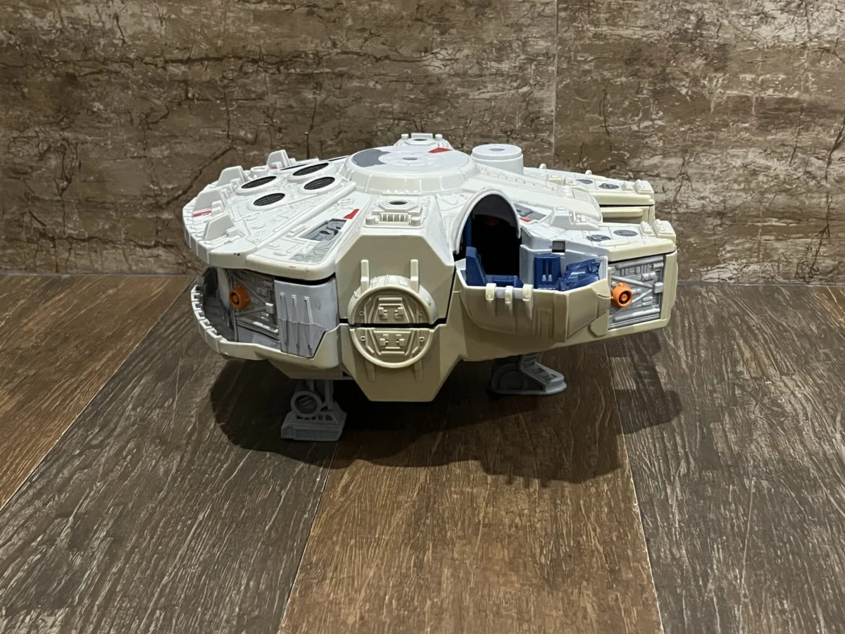 CX/ m*******ms /MILLENNIUM FALCON!  STAR WARS! TOP! 43,00 SEGUIDOS DE 9,00