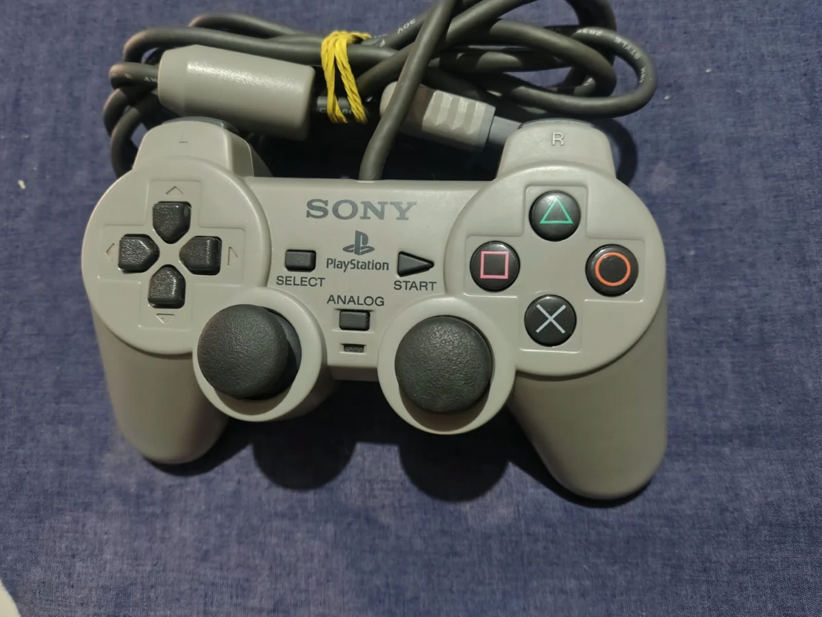 CX/ Lucas88 /ORIGINAL 100%! CONTROLE PS1! SONY!  53,00 SEGUIDOS DE 23,00