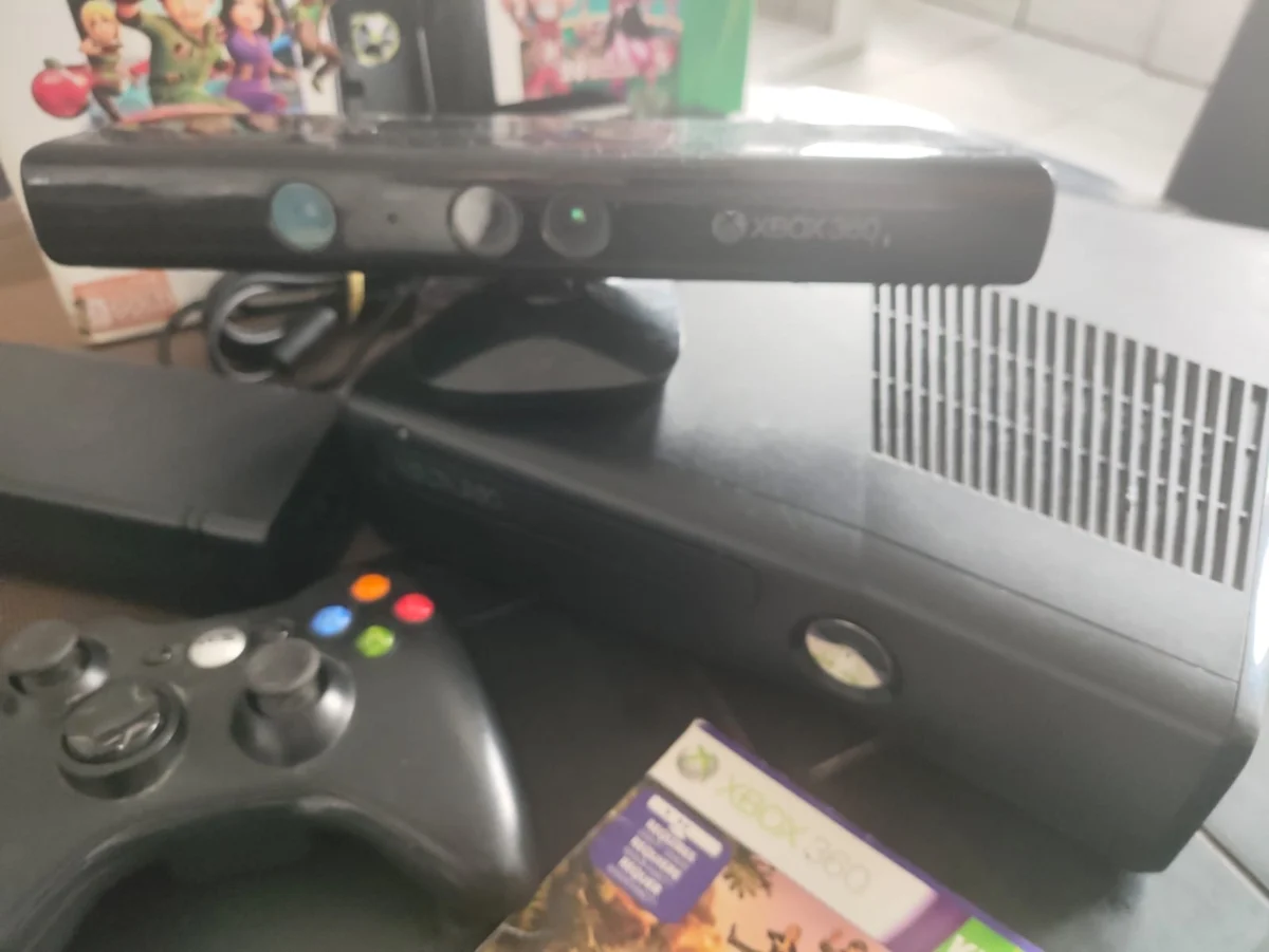 WA/ XBOX 360 SLIM + KINECT ORIGINAL + CONTROLE + JOGO + FONTE! 137,00 SEGUIDOS DE 15,00