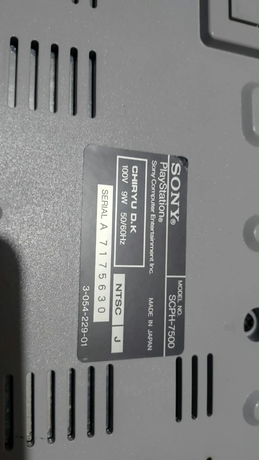 CX/ D*23 /PLAYSTATION 1 FAT! INPECÁVEL! 100%! SERIAL CONFERE! TOP! 389,00 SEGUIDOS DE 39,00