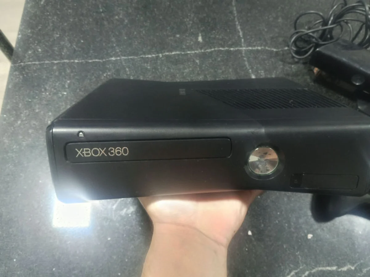 CX/ A***ur S**NN /CONSOLE XBOX 360 SLIM! TOP! COM ACESSÓRIOS!  99,00 SEGUIDOS DE 17,00