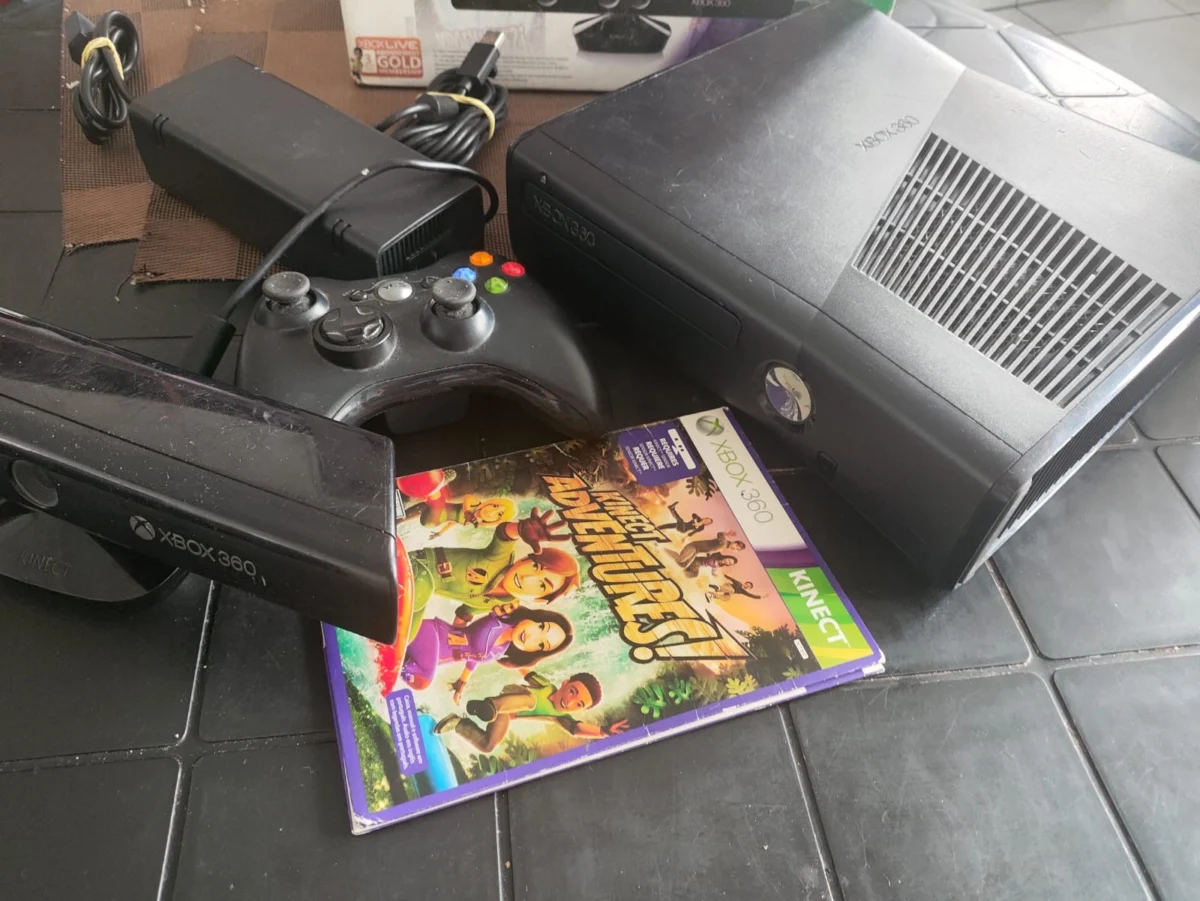 WA/ XBOX 360 SLIM + KINECT ORIGINAL + CONTROLE + JOGO + FONTE! 137,00 SEGUIDOS DE 15,00